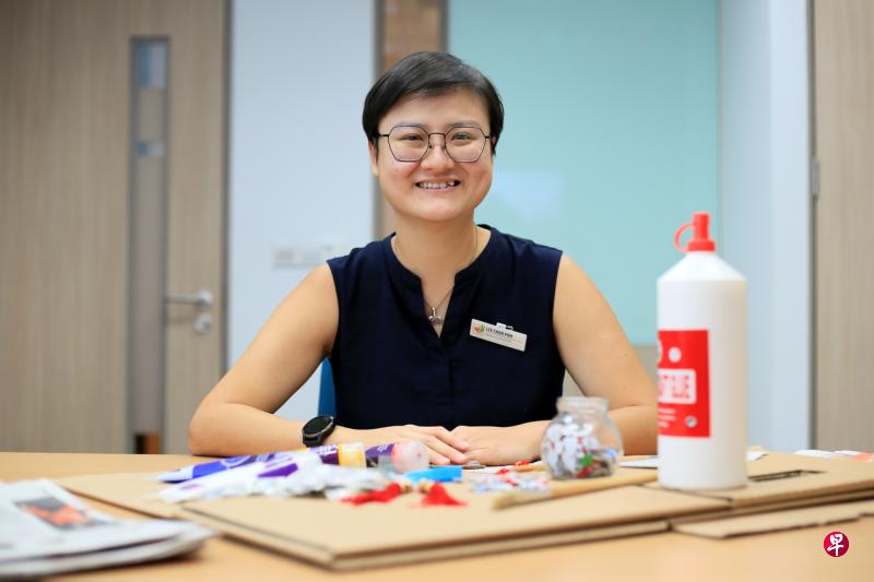 医疗社工李珠宝把这14年来所经历的恐惧、困惑、压力、焦虑和担心,透过创作得到抒发。(龙国雄摄影) 医疗社工李珠宝把这14年来所经历的恐惧、困惑、压力、焦虑和担心,透过创作得到抒发。(龙国雄摄影)