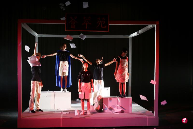 华侨中学(高中部)年度华文戏剧演出《黄城夜韵》将在周五进行线上直播。图为今年的剧目《织梦》第一幕“初梦”的彩排场景,表现《黄城夜韵》早期如何从综合性文艺表演转型为学生自创自导自演的纯戏剧演出。(白艳琳摄) 华侨中学(高中部)年度华文戏剧演出《黄城夜韵》将在周五进行线上直播。图为今年的剧目《织梦》第一幕“初梦”的彩排场景,表现《黄城夜韵》早期如何从综合性文艺表演转型为学生自创自导自演的纯戏剧演出。(白艳琳摄)