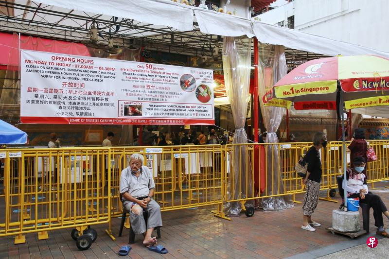 因本地社区病例增加，四马路观音堂将进一步收紧人流管控措施。（白艳琳摄）