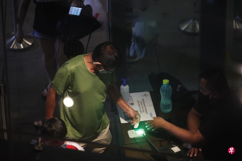 从6月15日起,更多场所将安装“SafeEntry Gateway”系统,让公众登记时更加便捷,同时检查防疫器是否还有电池。(蔡家增摄) 从6月15日起,更多场所将安装“SafeEntry Gateway”系统,让公众登记时更加便捷,同时检查防疫器是否还有电池。(蔡家增摄)