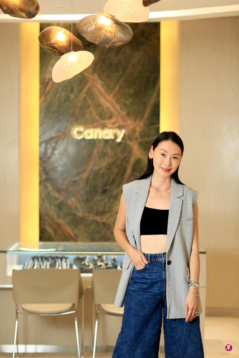 前模特儿及演员林美仪现在从事珠宝工作,上班常穿单宁服饰,搭配西装裁剪外套,显得干练。(龙国雄摄) 前模特儿及演员林美仪现在从事珠宝工作,上班常穿单宁服饰,搭配西装裁剪外套,显得干练。(龙国雄摄)