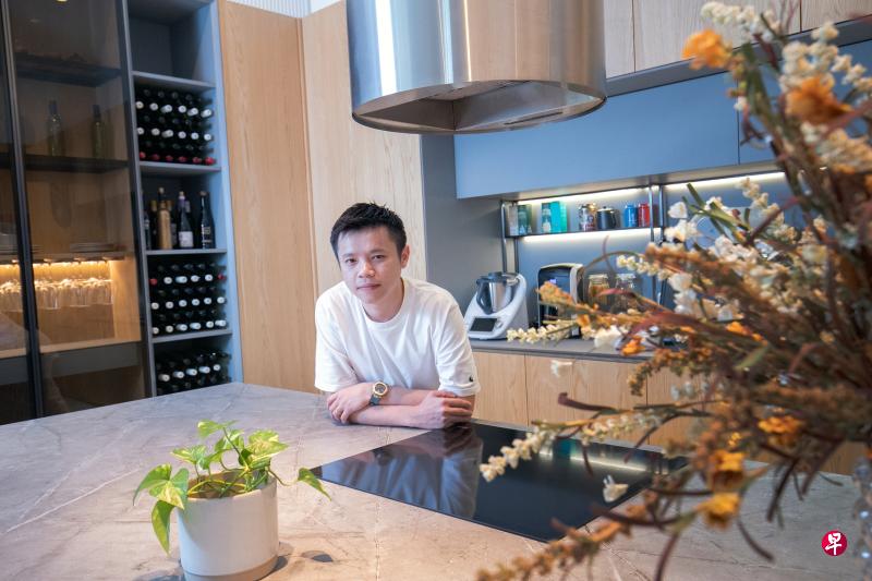 林瑞坤表示,技术好的木工匠现在越来越难找,但公司的几名木工匠都是具有数十年经验的老手,而且勇于创新,令他越做越过瘾,越来越想突破。(陈来福摄) 林瑞坤表示,技术好的木工匠现在越来越难找,但公司的几名木工匠都是具有数十年经验的老手,而且勇于创新,令他越做越过瘾,越来越想突破。(陈来福摄)