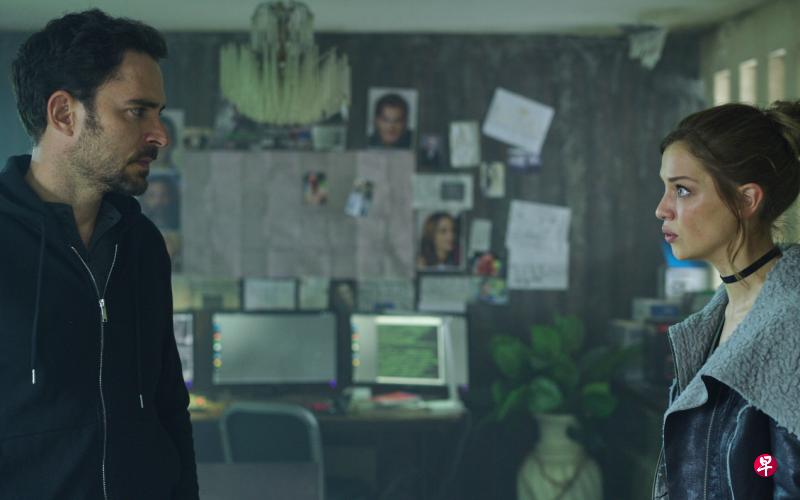 出狱后的艾力克斯(左图左)和“仇人”的女儿艾莉莎快速坠入情网。18年前的艾力克斯(右图中)因误杀妹妹莎拉含冤坐牢。 出狱后的艾力克斯(左图左)和“仇人”的女儿艾莉莎快速坠入情网。18年前的艾力克斯(右图中)因误杀妹妹莎拉含冤坐牢。