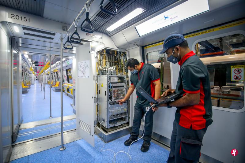 SMRT在2019年对员工培训系统进行全面检讨后,启动了培训转型,并邀请全国职场学习中心为企业量身打造培训课程。图为担任培训师的SMRT工程维护经理哈兹里(左)和助理工程师阿鲁然杰使用便携式测试设备分析列车系统的性能,并通过电脑诊断程序确保列车的可靠性。(叶振忠摄) SMRT在2019年对员工培训系统进行全面检讨后,启动了培训转型,并邀请全国职场学习中心为企业量身打造培训课程。图为担任培训师的SMRT工程维护经理哈兹里(左)和助理工程师阿鲁然杰使用便携式测试设备分析列车系统的性能,并通过电脑诊断程序确保列车的可靠性。(叶振忠摄)