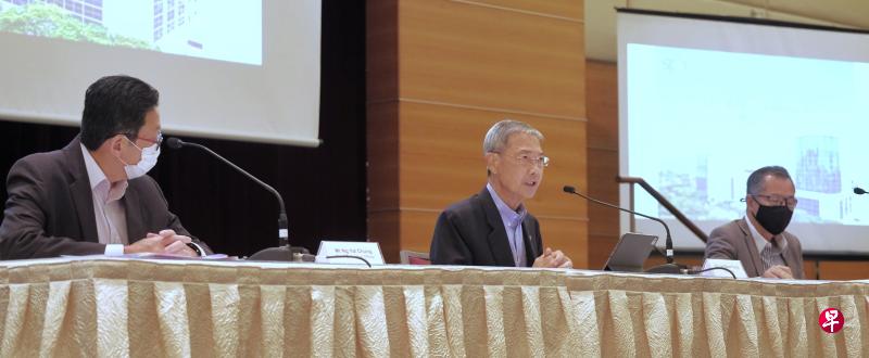 新加坡报业控股董事长李文献医生（中）、集团执行总裁伍逸松（左）和集团财务总监蔡辉松（右），昨早在报业中心召开记者会，宣布报业控股的媒体业务将重组，转移到新成立的非营利公司运营。（海峡时报）