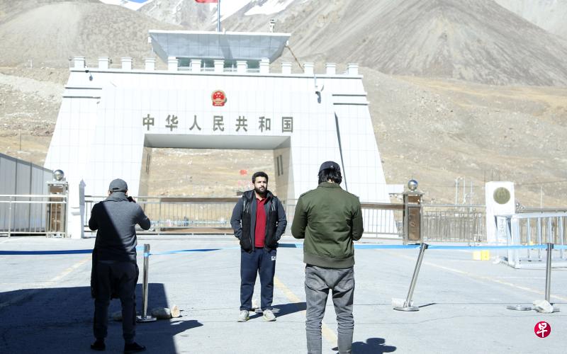 在印度疫情笼罩下,中国短期内不会急于开放边境。图为去年10月16日,巴基斯坦游客在中巴边境红其拉甫口岸拍照留念。(新华社) 在印度疫情笼罩下,中国短期内不会急于开放边境。图为去年10月16日,巴基斯坦游客在中巴边境红其拉甫口岸拍照留念。(新华社)