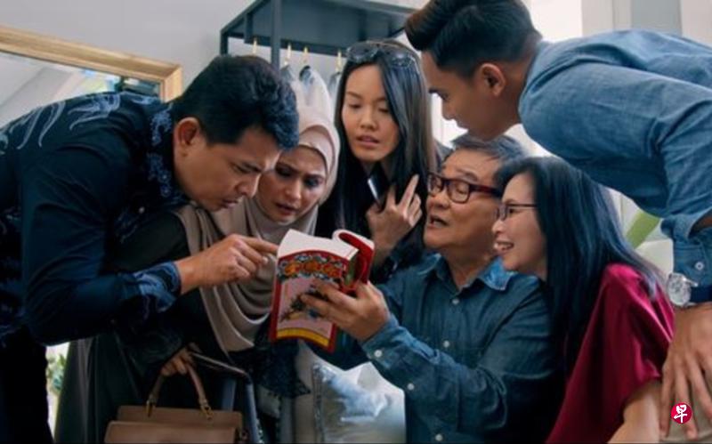 池素宝(右三)在《不是我妈妈的烘焙》为儿子选黄道吉日迎娶马来媳妇。(受访者提供) 池素宝(右三)在《不是我妈妈的烘焙》为儿子选黄道吉日迎娶马来媳妇。(受访者提供)