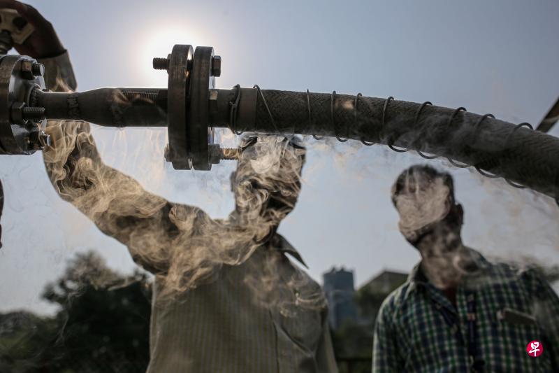 印度医用氧气严重短缺,在西部城市浦那,当局为了让医院尽快获得氧气,特别允许运送氧气的车辆享有救护车的同等待遇。图为浦那一家医院的工作人员把氧气从氧气罐车接送进院方的储存槽中。(彭博社) 印度医用氧气严重短缺,在西部城市浦那,当局为了让医院尽快获得氧气,特别允许运送氧气的车辆享有救护车的同等待遇。图为浦那一家医院的工作人员把氧气从氧气罐车接送进院方的储存槽中。(彭博社)