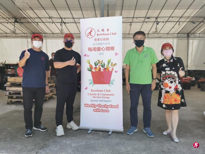 九龙会会长陈文平(左一)、慈善公益小组负责人及主要出资人赵勇(左二)和刘佳(右一),为“每周爱心赠粮”活动出钱出力。右二为活动牵头人宏茂桥集选区国会议员颜添宝。(九龙会提供) 九龙会会长陈文平(左一)、慈善公益小组负责人及主要出资人赵勇(左二)和刘佳(右一),为“每周爱心赠粮”活动出钱出力。右二为活动牵头人宏茂桥集选区国会议员颜添宝。(九龙会提供)
