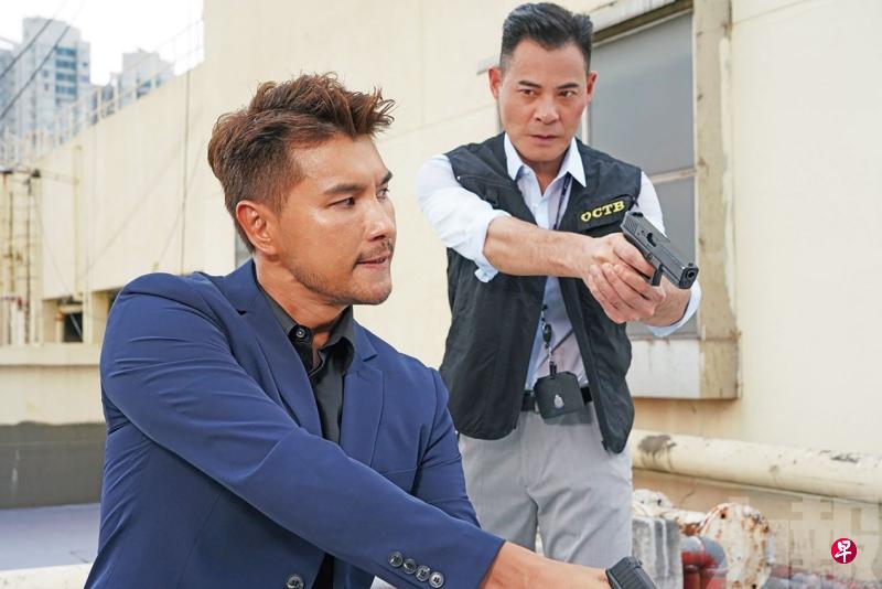 陈展鹏(图左)和黄智贤饰演携手破案的香港警探。(互联网) 陈展鹏(图左)和黄智贤饰演携手破案的香港警探。(互联网)