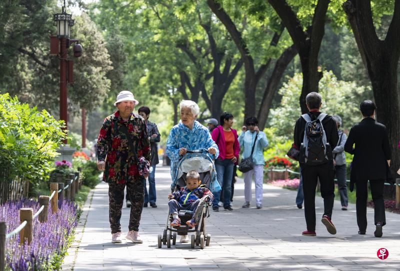 生育率下降、人口 老龄化加深，将在未来一段时期让中国面临人口长期均衡发展的压力。（中新社）