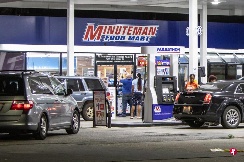 从北卡罗来纳州到佛罗里达州再到阿拉巴马州,随着地区供应减少和恐慌性购买开始出现,多个加油站报告汽油已售罄。(彭博社) 从北卡罗来纳州到佛罗里达州再到阿拉巴马州,随着地区供应减少和恐慌性购买开始出现,多个加油站报告汽油已售罄。(彭博社)