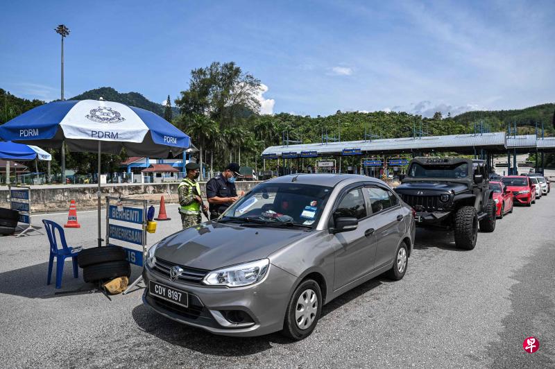 马来西亚警方在各大道设立路障,禁止未获准的民众在来临的开斋节跨州返乡庆祝佳节,以遏制冠病疫情扩散。(法新社) 马来西亚警方在各大道设立路障,禁止未获准的民众在来临的开斋节跨州返乡庆祝佳节,以遏制冠病疫情扩散。(法新社)