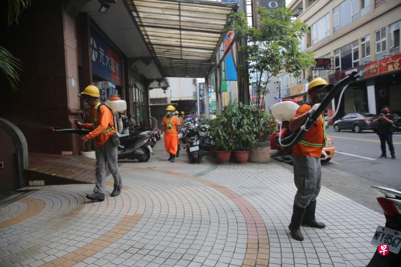 台湾昨天新增七起冠病确诊病例,其中五例为位于宜兰县罗东镇中正北路“银河百家乐”游艺场内的工作人员及常客,卫生单位立即进行附近全面环境消毒防治措施。(香港中通社) 台湾昨天新增七起冠病确诊病例,其中五例为位于宜兰县罗东镇中正北路“银河百家乐”游艺场内的工作人员及常客,卫生单位立即进行附近全面环境消毒防治措施。(香港中通社)