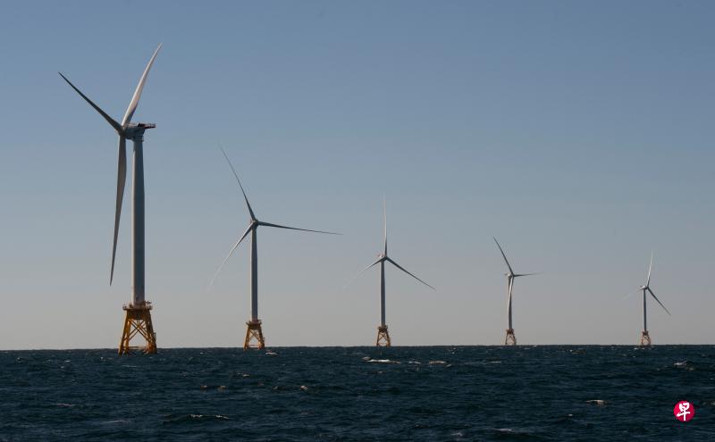 美国目前仅有两座离岸风电场,其中,位于罗得岛岸外的布洛克岛风电场(Block Island Wind Farm)是美国第一座海上风电场。(法新社) 美国目前仅有两座离岸风电场,其中,位于罗得岛岸外的布洛克岛风电场(Block Island Wind Farm)是美国第一座海上风电场。(法新社)