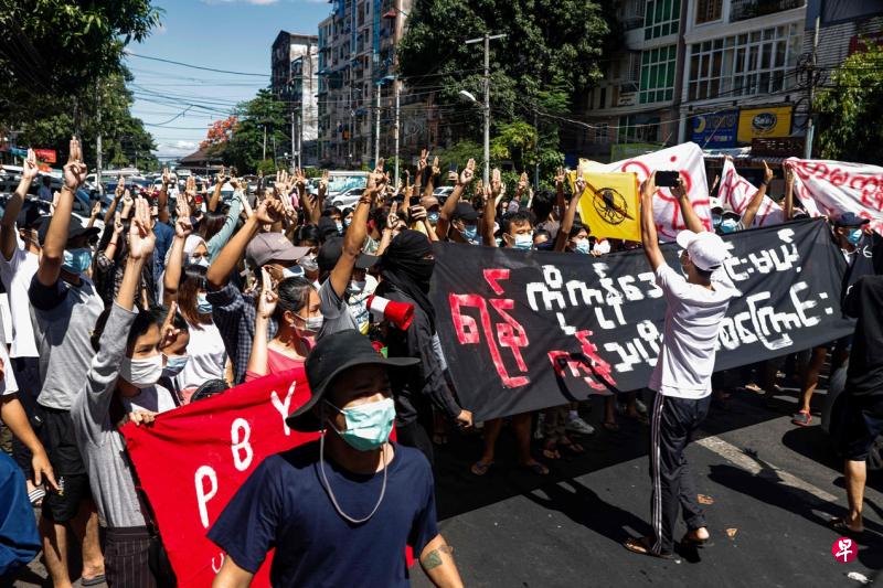 5月11日是缅甸发生政变进入紧急状态的第100天,仰光的民众当天走上街头继续抗议,表达要国家回归民主的诉求。小图为誓言愿意放弃一切参加反军人政变的缅甸前美姐塔特特。(法新社) 5月11日是缅甸发生政变进入紧急状态的第100天,仰光的民众当天走上街头继续抗议,表达要国家回归民主的诉求。小图为誓言愿意放弃一切参加反军人政变的缅甸前美姐塔特特。(法新社)