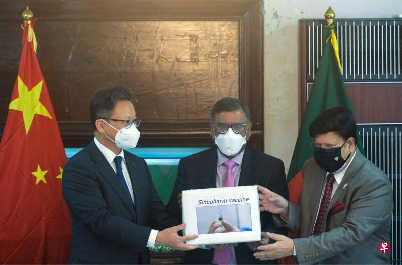中国驻孟加拉国大使李极明(左)昨天在达卡同孟加拉外交部长穆明(中)、卫生和家庭福利部长马利克,出席中国捐赠50万剂中国国药集团疫苗给孟加拉的移交仪式。(法新社) 中国驻孟加拉国大使李极明(左)昨天在达卡同孟加拉外交部长穆明(中)、卫生和家庭福利部长马利克,出席中国捐赠50万剂中国国药集团疫苗给孟加拉的移交仪式。(法新社)