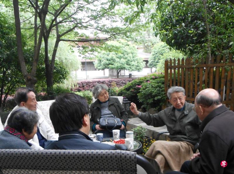 流沙河(右二)在成都芙蓉古城樱花树下与老友聊天。右起:刘德枢、刘夫人、本文作者、高缨、段传琛。(作者提供) 流沙河(右二)在成都芙蓉古城樱花树下与老友聊天。右起:刘德枢、刘夫人、本文作者、高缨、段传琛。(作者提供)