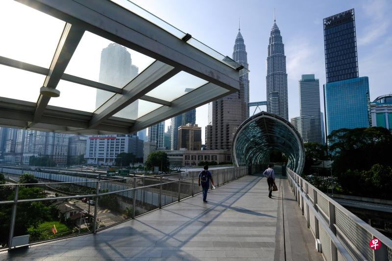 马来西亚昨天全面实施第三轮行管令的所有禁令以遏制冠病疫情后,平时人来人往的吉隆坡著名打卡地点沙罗马行人天桥(Saloma Link)顿时不见人潮。(彭博社) 马来西亚昨天全面实施第三轮行管令的所有禁令以遏制冠病疫情后,平时人来人往的吉隆坡著名打卡地点沙罗马行人天桥(Saloma Link)顿时不见人潮。(彭博社)