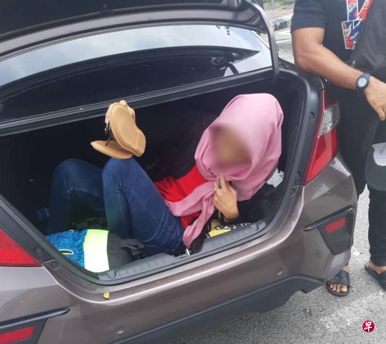 马国周三全面实施行管令3.0,警方加强查缉违例跨州者。图为警方查获一名来自森美兰的印尼籍女子为跨州到马六甲与丈夫见面,竟躲在后车厢,但仍遭警方逮个正着。(星洲日报) 马国周三全面实施行管令3.0,警方加强查缉违例跨州者。图为警方查获一名来自森美兰的印尼籍女子为跨州到马六甲与丈夫见面,竟躲在后车厢,但仍遭警方逮个正着。(星洲日报)