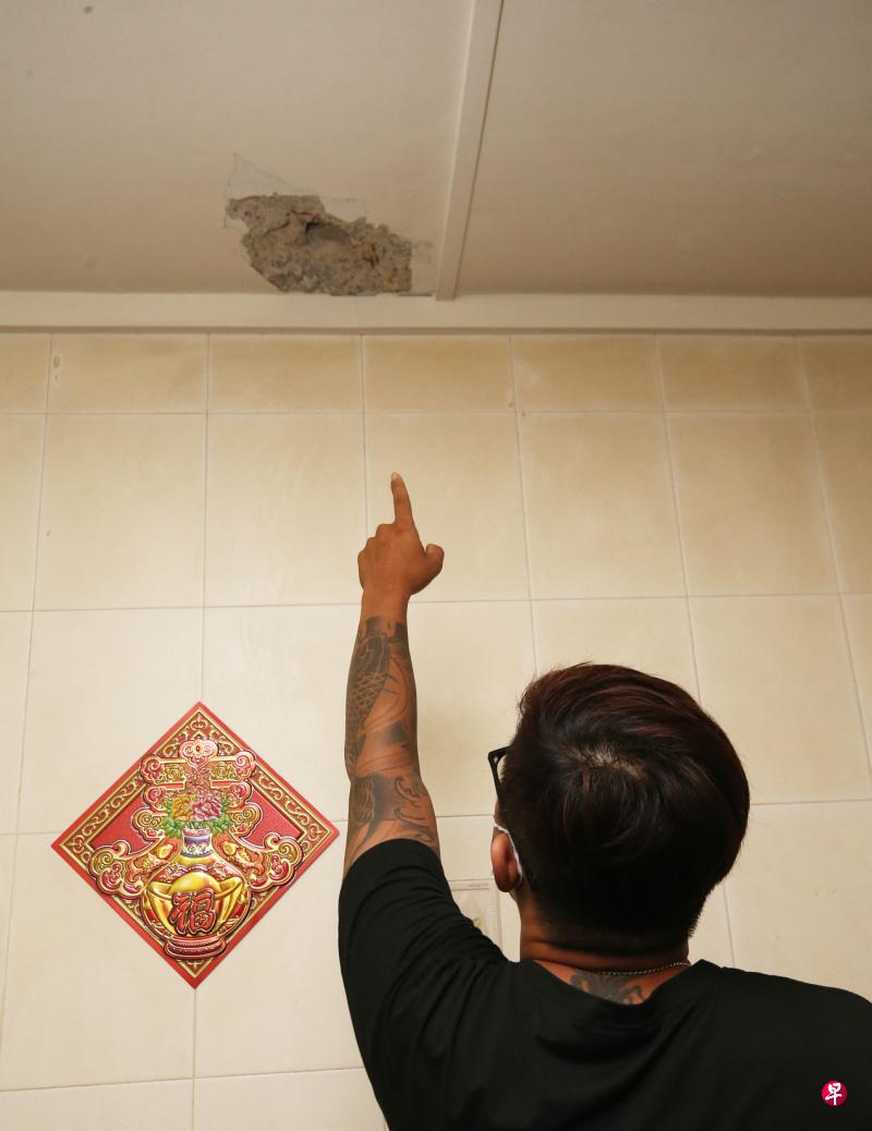 吴先生的厨房天花板石灰剥落,破口处甚至有一个小洞直通楼上单位。(唐家鸿摄) 吴先生的厨房天花板石灰剥落,破口处甚至有一个小洞直通楼上单位。(唐家鸿摄)