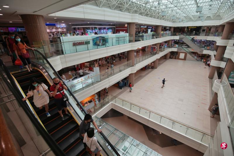 不少公众在昨天的公共假日选择避开购物商场,平时人来人往的碧山第八站在午餐时间人潮也不多。(谢智扬摄) 不少公众在昨天的公共假日选择避开购物商场,平时人来人往的碧山第八站在午餐时间人潮也不多。(谢智扬摄)