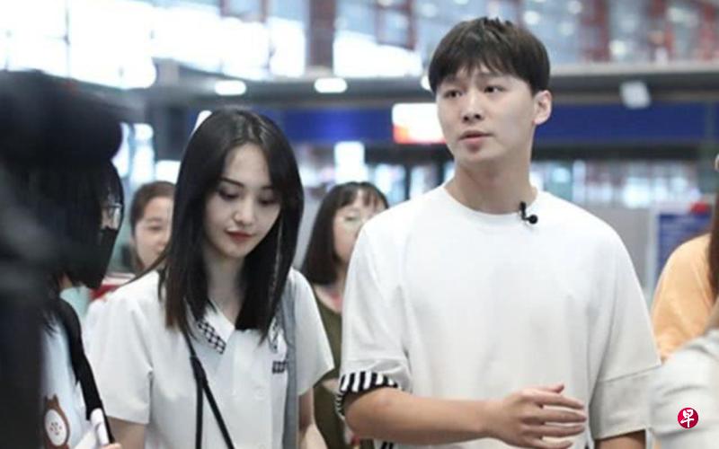 张恒(右)赢得小孩抚养权,郑爽则获判少量的抚养时间。(互联网) 张恒(右)赢得小孩抚养权,郑爽则获判少量的抚养时间。(互联网)