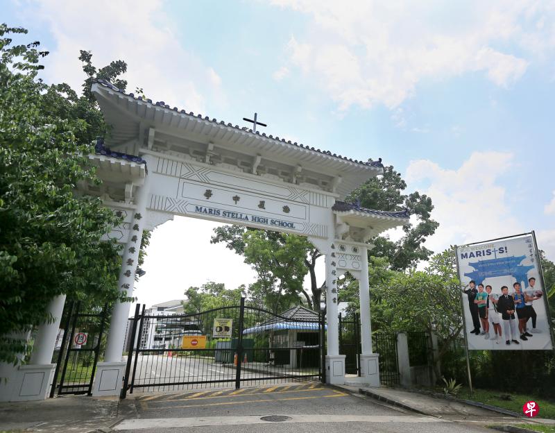 海星中学翡珑山路的校门牌坊于1997年建成，当时学校刚完成大规模的翻新与扩建工程。（龙国雄摄）