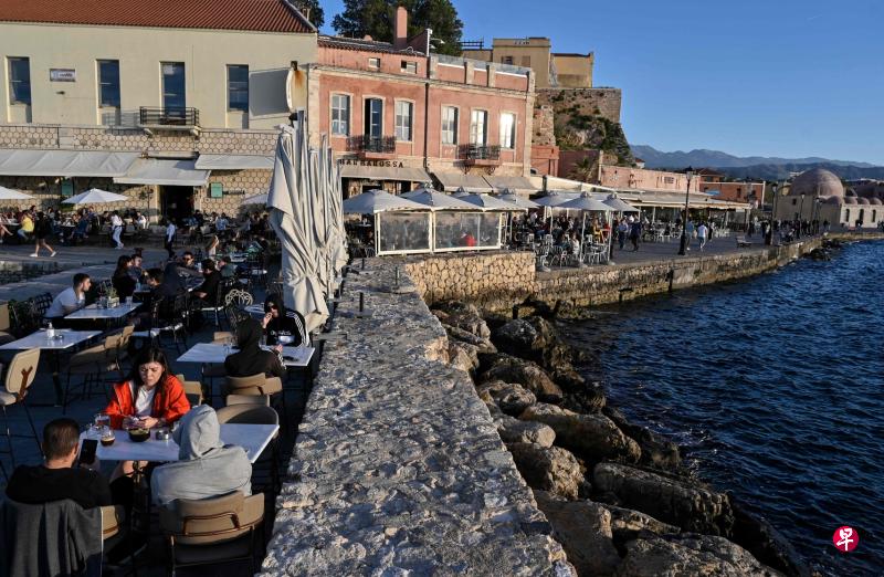 今年夏季传统旅游旺季即将来临，在冠病疫苗接种取得进展后，各国政府试图重振旅游业，但专家预计，欧洲旅游业复苏之路仍然漫长。希腊昨天恢复国际旅游活动，欢迎外国游客入境。（法新社）