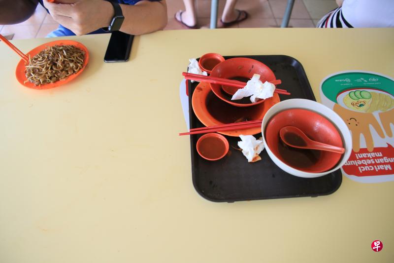 从下个月起,国家环境局规定小贩中心食客用餐后不仅须归还托盘,也得把纸巾等垃圾扔掉。有公众支持这样的规定,认为这让下一名食客能有个清洁的用餐环境。(龙国雄摄) 从下个月起,国家环境局规定小贩中心食客用餐后不仅须归还托盘,也得把纸巾等垃圾扔掉。有公众支持这样的规定,认为这让下一名食客能有个清洁的用餐环境。(龙国雄摄)