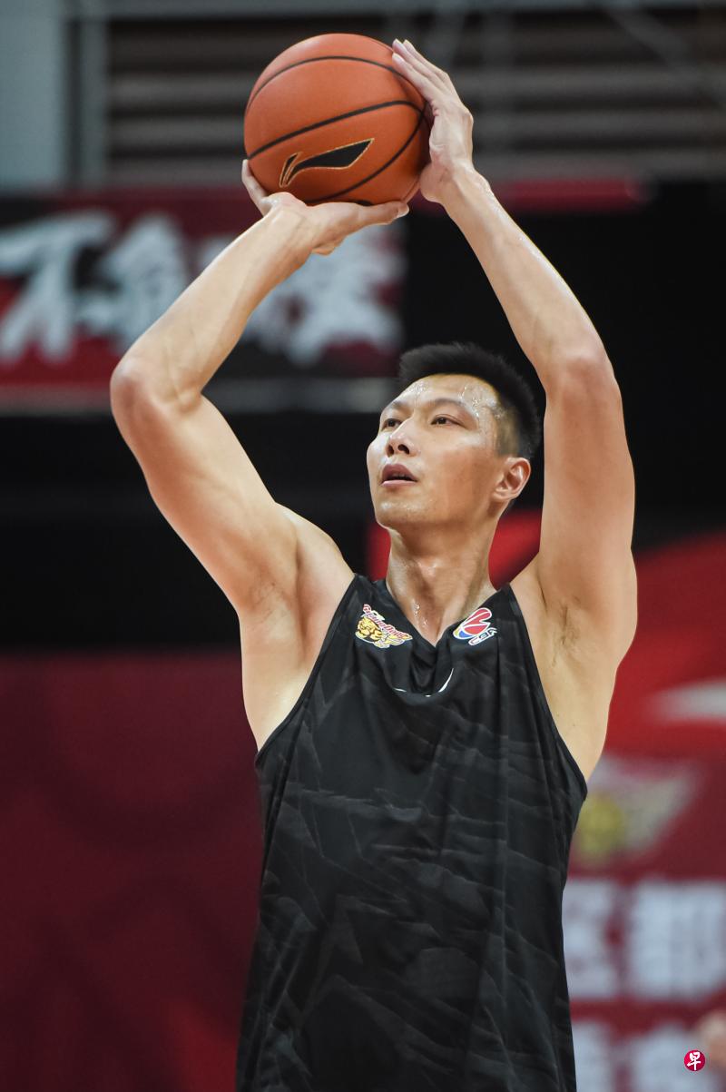 易建联希望能成为中国男篮历来第一位五次参加奥运会的球员。(新华社) 易建联希望能成为中国男篮历来第一位五次参加奥运会的球员。(新华社)