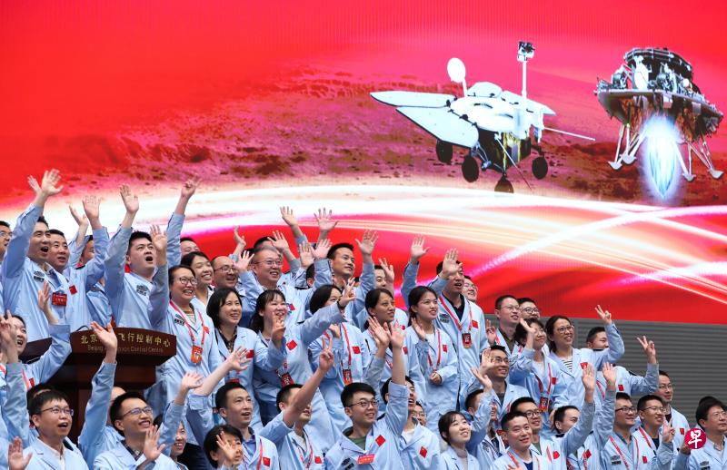 中国航天科研人员昨天在北京航天飞行控制中心指挥大厅,庆祝中国首次火星探测与着陆任务取得成功。(新华社) 中国航天科研人员昨天在北京航天飞行控制中心指挥大厅,庆祝中国首次火星探测与着陆任务取得成功。(新华社)