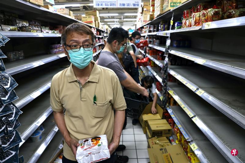 双北市疫情警戒升至第三级后,台北各大卖场和超市再次涌现人潮,货架瞬间被一扫而空,最抢手的是泡面和卫生纸。(路透社) 双北市疫情警戒升至第三级后,台北各大卖场和超市再次涌现人潮,货架瞬间被一扫而空,最抢手的是泡面和卫生纸。(路透社)