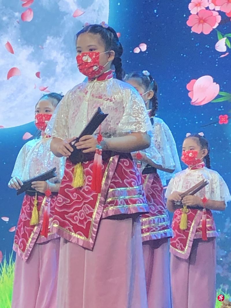 在城隍艺术学院学南音的九岁小妹妹庞伊恩(中),喜欢和年长弦友们一起“打馆”。(谢燕燕摄) 在城隍艺术学院学南音的九岁小妹妹庞伊恩(中),喜欢和年长弦友们一起“打馆”。(谢燕燕摄)