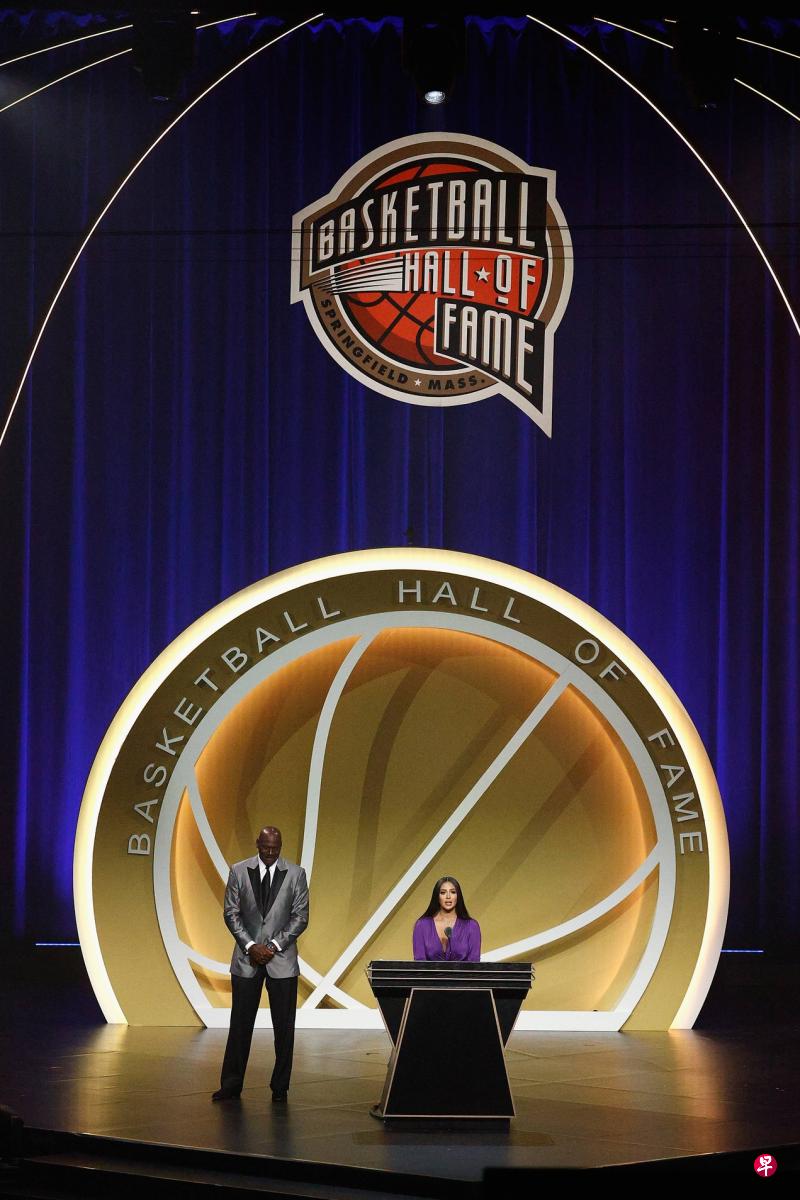 　瓦妮莎（右）一袭紫色长裙代表亡夫致辞，乔丹（左）则作为引荐人站在瓦妮莎身旁。（法新社）