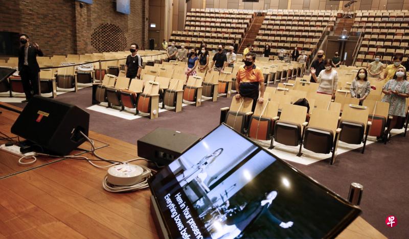 卫理公会大巴窑英文堂昨天继续举行实体崇拜活动,但只在圣殿开放一个区,允许最多50人入场。该教会昨天起也暂停现场唱诵歌乐活动,改而播放预录的圣歌。(梁麒麟摄) 卫理公会大巴窑英文堂昨天继续举行实体崇拜活动,但只在圣殿开放一个区,允许最多50人入场。该教会昨天起也暂停现场唱诵歌乐活动,改而播放预录的圣歌。(梁麒麟摄)