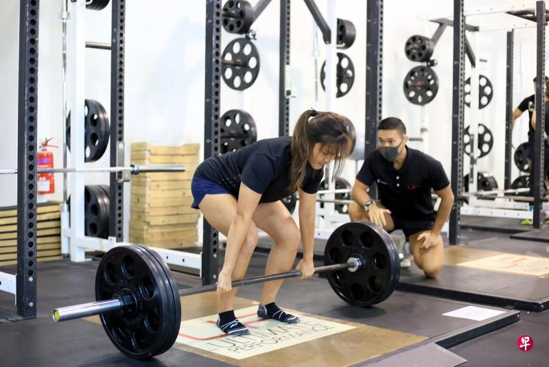 Ultimate Performance健身中心私人教练邹文祥:增肌有助加强功能性力量,意即肩、臀、膝和踝等关节都能在无痛无僵硬的状态下完成全幅度活动。(龙国雄摄) Ultimate Performance健身中心私人教练邹文祥:增肌有助加强功能性力量,意即肩、臀、膝和踝等关节都能在无痛无僵硬的状态下完成全幅度活动。(龙国雄摄)