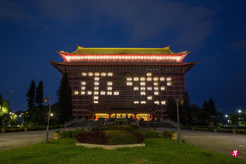 台湾近日冠病疫情大暴发,台北市著名地标圆山大饭店点灯,亮起“平安”两个大字,希望台湾平安渡过疫情难关。(香港中通社) 台湾近日冠病疫情大暴发,台北市著名地标圆山大饭店点灯,亮起“平安”两个大字,希望台湾平安渡过疫情难关。(香港中通社)