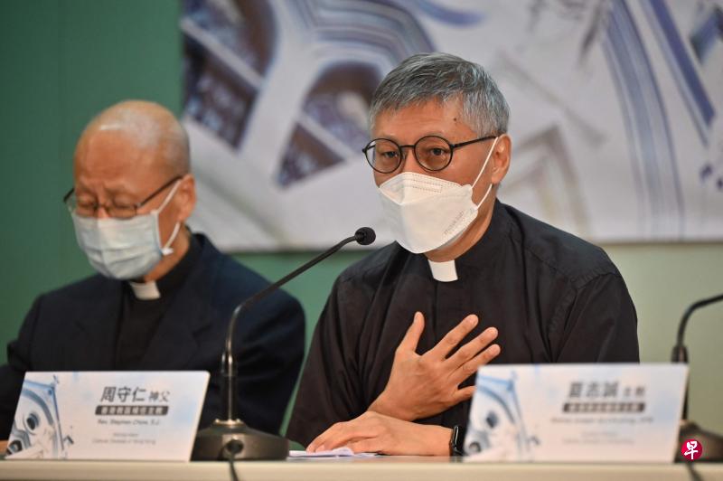 候任天主教香港教区主教周守仁(右)昨天出席记者会,对一系列敏感话题谨慎回答。 (法新社) 候任天主教香港教区主教周守仁(右)昨天出席记者会,对一系列敏感话题谨慎回答。 (法新社)