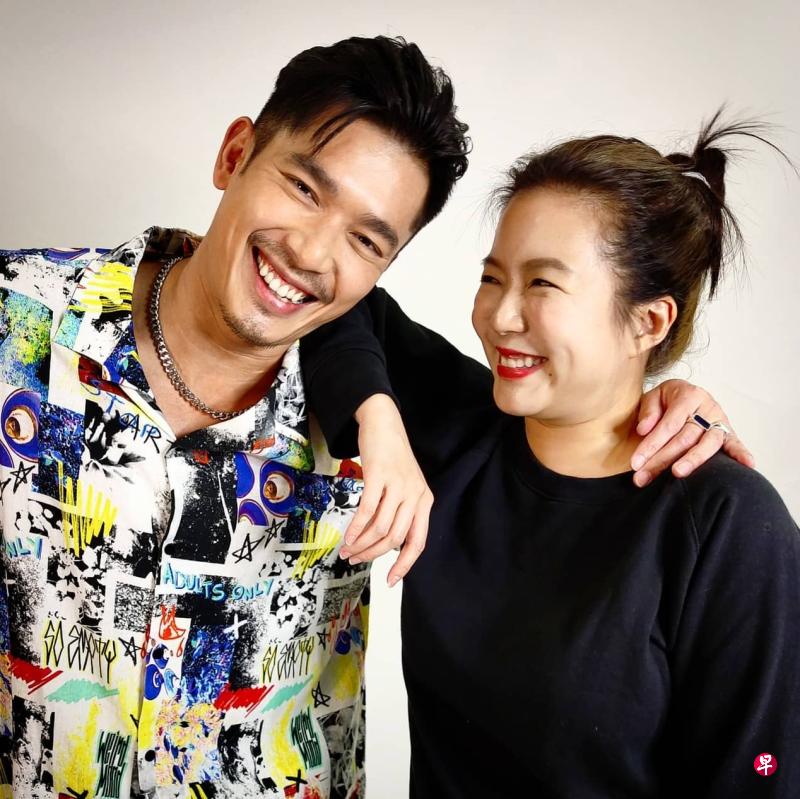 黄俊雄(左)主演的《邻里帮》原定接档港剧《大酱园》,如今播出日期或受到停拍影响。右为在该剧特别演出的瑞恩。(新传媒提供) 黄俊雄(左)主演的《邻里帮》原定接档港剧《大酱园》,如今播出日期或受到停拍影响。右为在该剧特别演出的瑞恩。(新传媒提供)