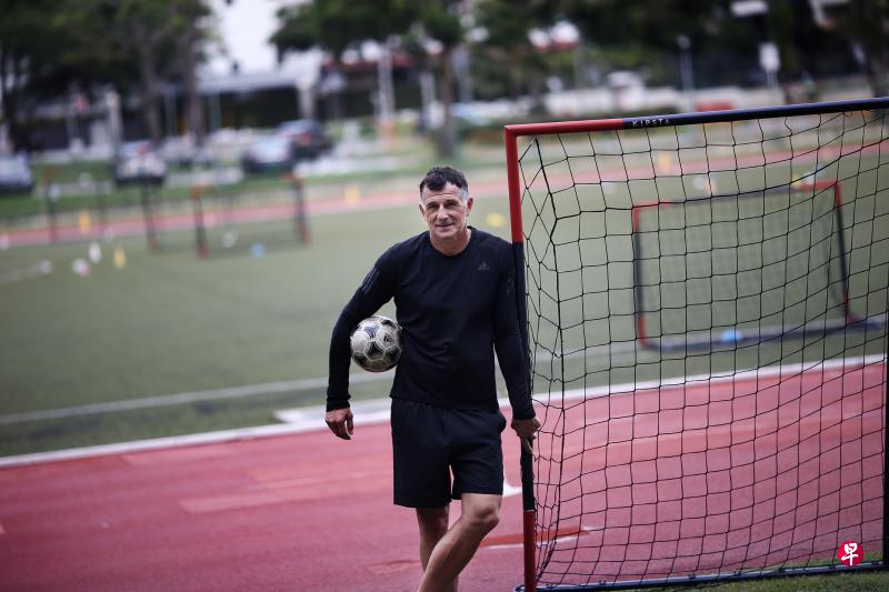 如今的杜里奇正在为培养新加坡下一代足球员而努力。（陈渊庄摄）