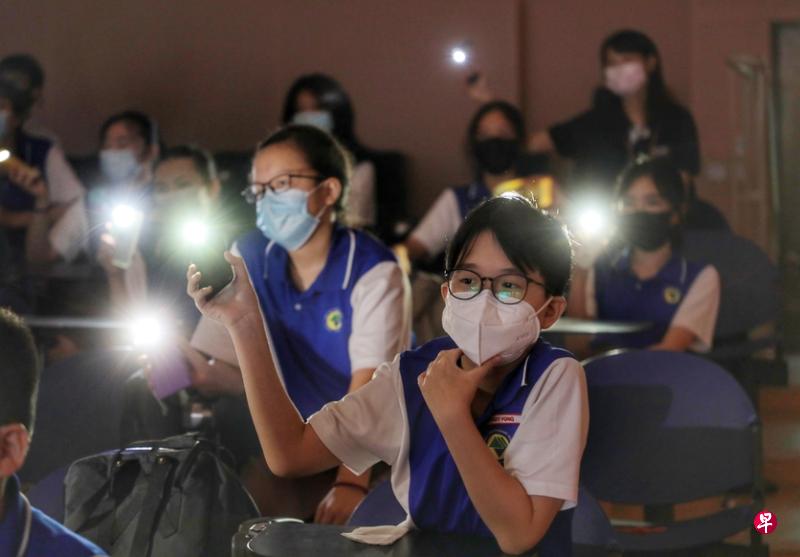 参与第二场“新空下”线上新谣音乐分享会的百德中学师生,在观赏表演时,开启手机闪光灯,营造点点星光。(林国明摄) 参与第二场“新空下”线上新谣音乐分享会的百德中学师生,在观赏表演时,开启手机闪光灯,营造点点星光。(林国明摄)
