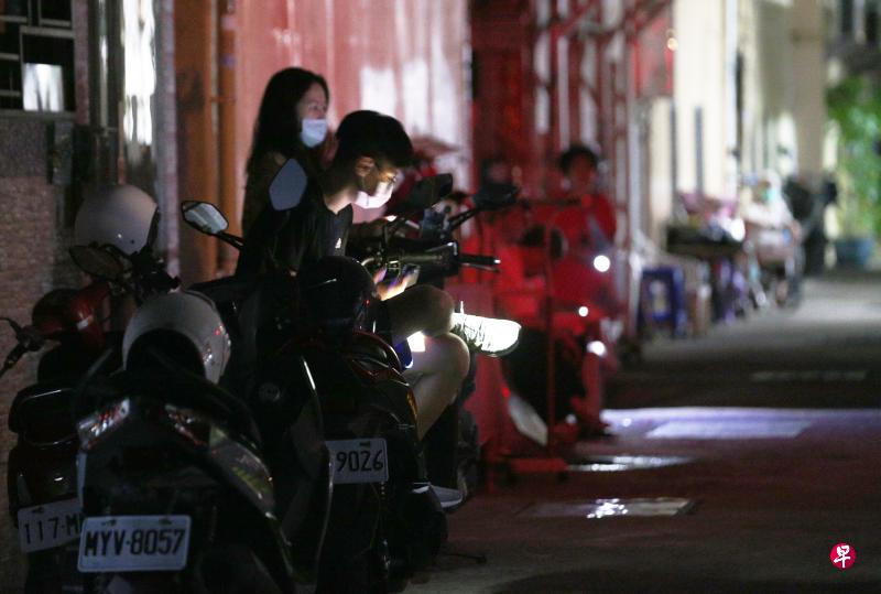 高雄兴达电厂5月17日因燃煤机组故障而跳机,造成全台五天内两度大停电。高雄市区许多住家晚上没有电,市民难耐热天气纷纷跑出户外透气,等待电力恢复。(中通社) 高雄兴达电厂5月17日因燃煤机组故障而跳机,造成全台五天内两度大停电。高雄市区许多住家晚上没有电,市民难耐热天气纷纷跑出户外透气,等待电力恢复。(中通社)