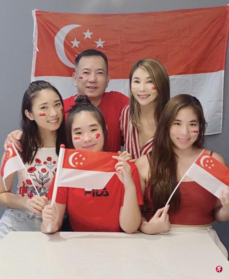 陈秀环（后排右）去年国庆日在IG分享全家福，右一为长女蔡永晴。（取自IG）