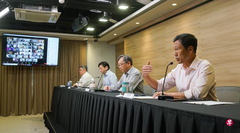 卫生部长王乙康(右一)昨天在抗疫跨部门工作小组记者会上指出,随着我国步入新的疫苗接种阶段,我国应适应并设法尽可能让更多人接种疫苗。昨天出席记者会的有卫生部医药服务总监麦锡威副教授(左起)、财政部长黄循财和贸工部长颜金勇。(通讯及新闻部提供) 卫生部长王乙康(右一)昨天在抗疫跨部门工作小组记者会上指出,随着我国步入新的疫苗接种阶段,我国应适应并设法尽可能让更多人接种疫苗。昨天出席记者会的有卫生部医药服务总监麦锡威副教授(左起)、财政部长黄循财和贸工部长颜金勇。(通讯及新闻部提供)