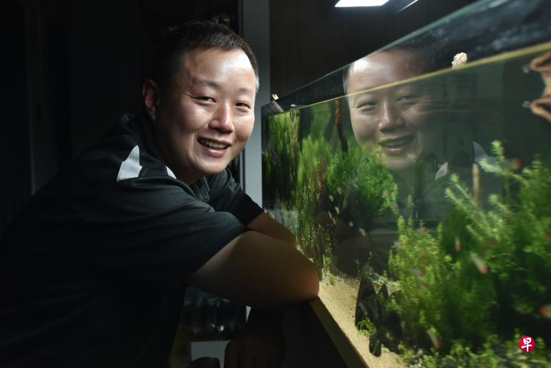梁维渊:冠病疫情期间在家里的时间长,许多人可能觉得闷,所以就养鱼、养宠物。(伍书永摄) 梁维渊:冠病疫情期间在家里的时间长,许多人可能觉得闷,所以就养鱼、养宠物。(伍书永摄)