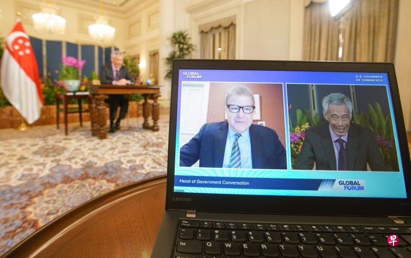 李显龙总理(左)接受美国商会副会长薄迈伦(Myron Brilliant)的视讯访问时说,中美两国在许多议题上存在合作机会,但两国要走到一起,须要两国政治领袖的推动。预录访问昨晚在美国商会线上举行的全球经济复苏论坛播放。(通讯及新闻部提供) 李显龙总理(左)接受美国商会副会长薄迈伦(Myron Brilliant)的视讯访问时说,中美两国在许多议题上存在合作机会,但两国要走到一起,须要两国政治领袖的推动。预录访问昨晚在美国商会线上举行的全球经济复苏论坛播放。(通讯及新闻部提供)