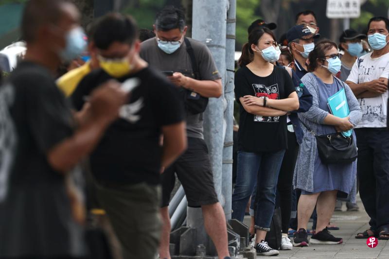 台北市居民昨天戴着口罩,排着队等着做冠病快速检测、台湾称快筛。(路透社) 台北市居民昨天戴着口罩,排着队等着做冠病快速检测、台湾称快筛。(路透社)