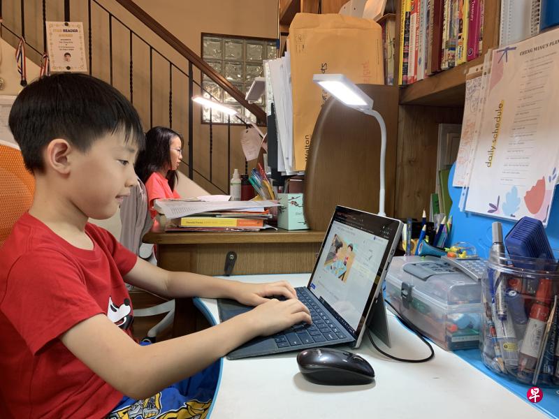 光华学校学生梁城明(前)和梁懿慧(后)根据日程表安排学习时间,他们的母亲赖芷玮认为,孩子们这次比较能适应居家学习的规律。(受访者提供) 光华学校学生梁城明(前)和梁懿慧(后)根据日程表安排学习时间,他们的母亲赖芷玮认为,孩子们这次比较能适应居家学习的规律。(受访者提供)