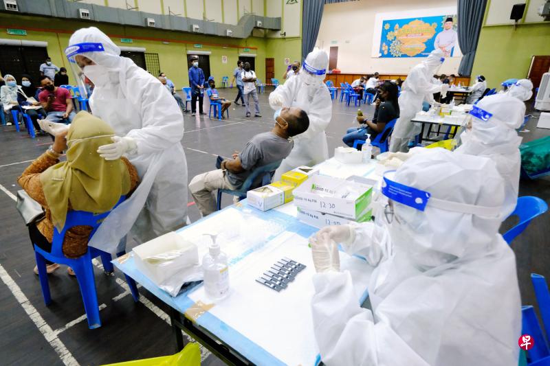 在马国冠病疫情最严重的雪兰莪与吉隆坡,当局全面加速病毒检测,以遏制病毒传播。图为昨天在雪兰莪黑风洞一处设于礼堂的临时冠病检测中心,医护人员为民众进行拭子采样以供检测。(彭博社) 在马国冠病疫情最严重的雪兰莪与吉隆坡,当局全面加速病毒检测,以遏制病毒传播。图为昨天在雪兰莪黑风洞一处设于礼堂的临时冠病检测中心,医护人员为民众进行拭子采样以供检测。(彭博社)